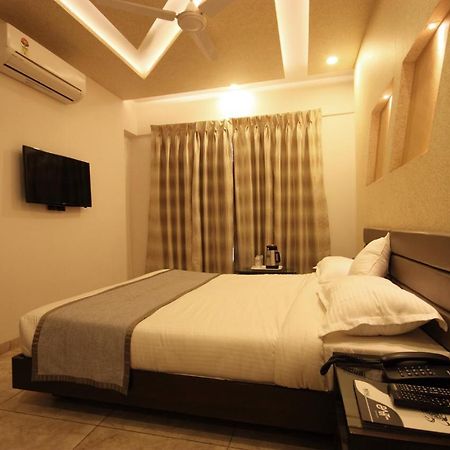 Hotel Bait Inn Ахмедабад Екстериор снимка