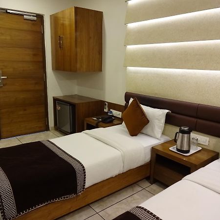 Hotel Bait Inn Ахмедабад Екстериор снимка