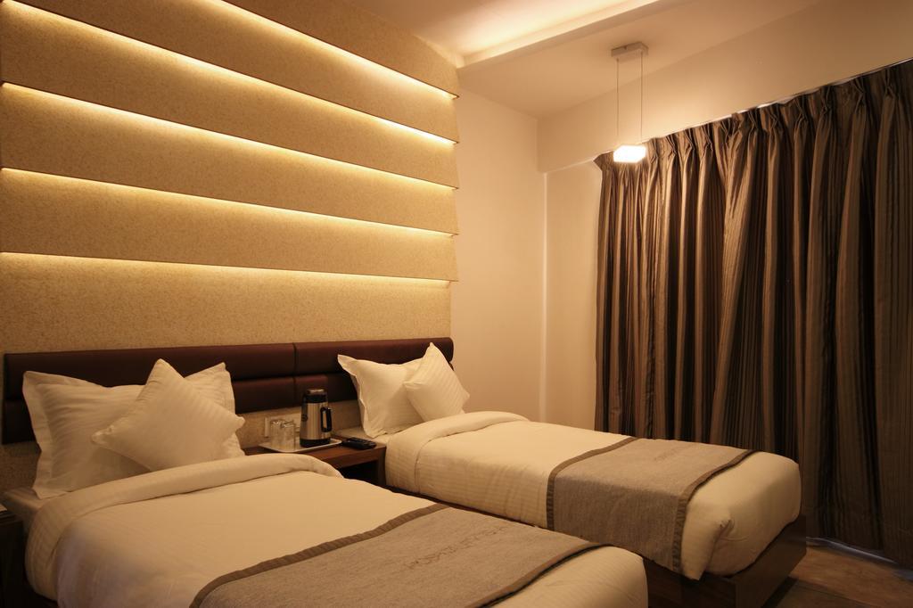 Hotel Bait Inn Ахмедабад Екстериор снимка