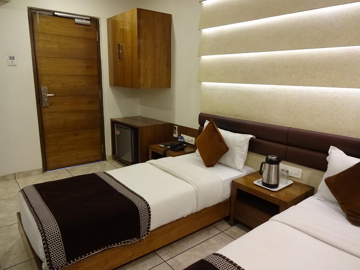 Hotel Bait Inn Ахмедабад Екстериор снимка