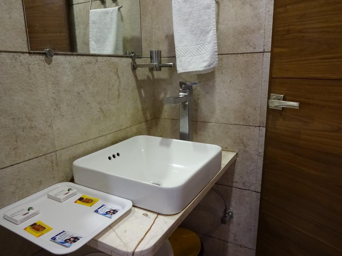 Hotel Bait Inn Ахмедабад Екстериор снимка
